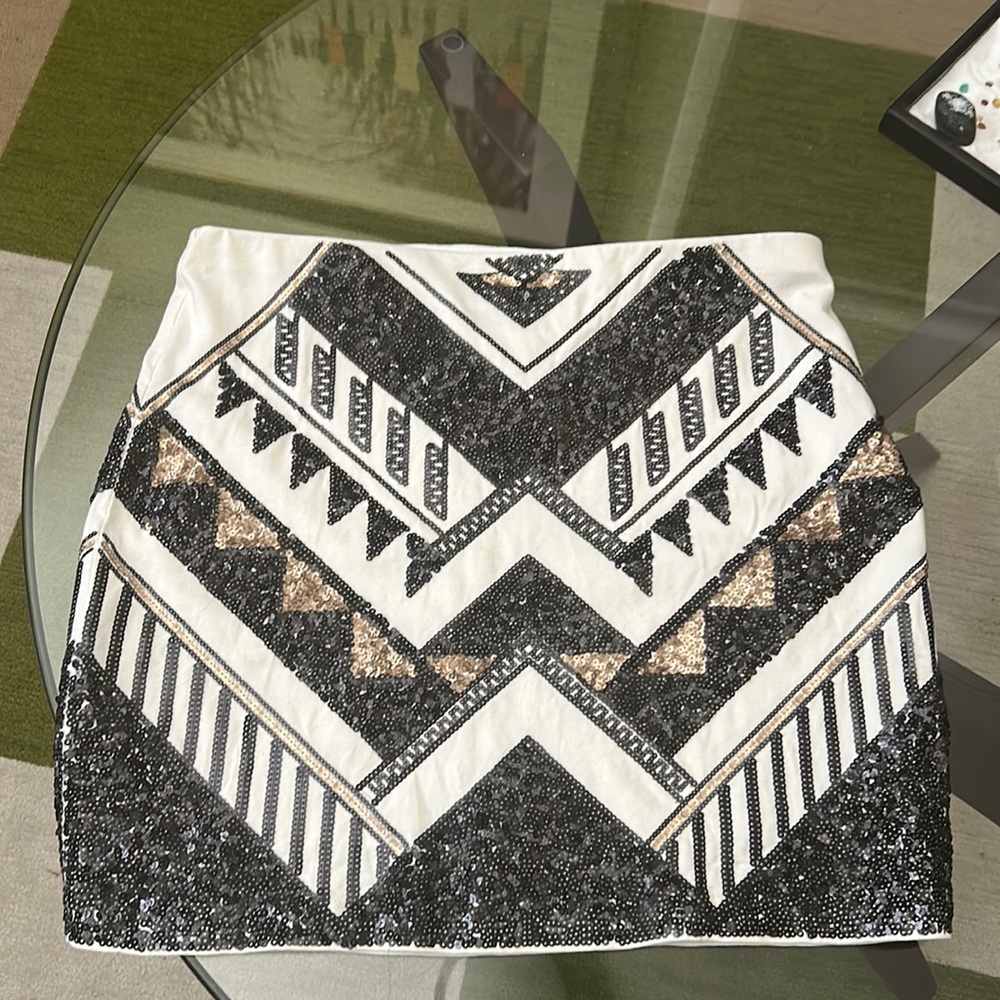 Express mini skirt. Sequins. Gold, off white and black. Stretchy